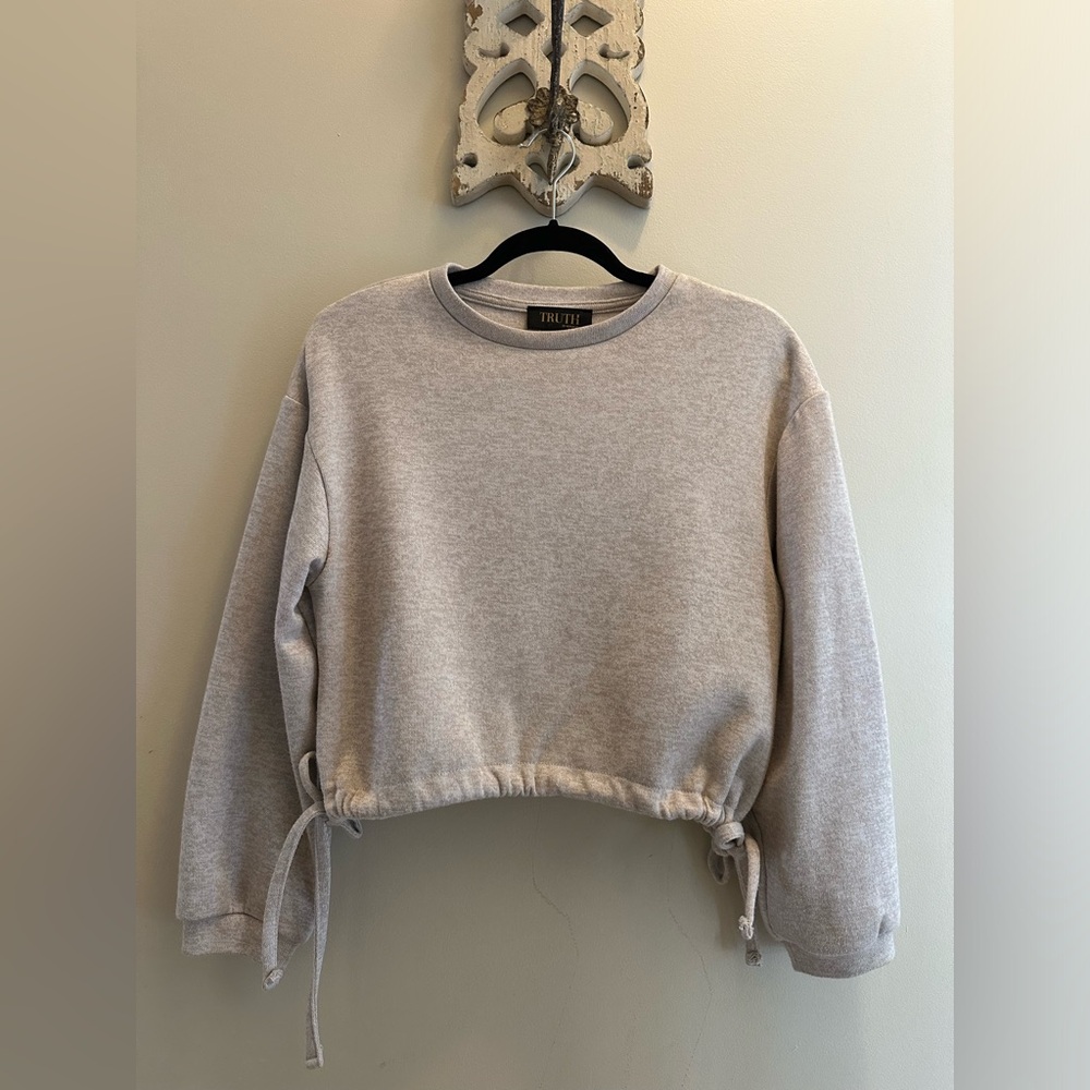 Women's Oarmeal Long Sleeve Crewneck Knit Cropped Sweater
Size S